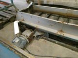 une photo d'une machine qui travaille sur une pièce de métal