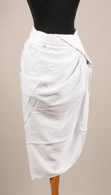 une jupe blanche sur un mannequin, un mannequin, un mannequin, un mannequin, un mannequin, un mannequin, un mannequin, un mannequin, un mannequin
