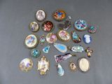tout un tas de broches posées sur la table