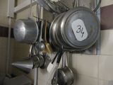 de nombreuses casseroles et poêles accrochées au mur