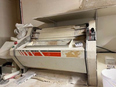 une machine qui se trouve dans le coin d'une pièce