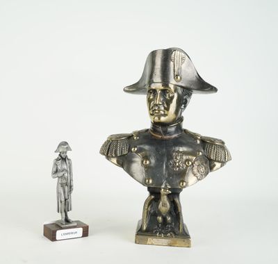 une statue d'un homme coiffé d'un chapeau et un buste de soldat