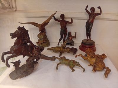 de nombreuses statues posées sur une table
