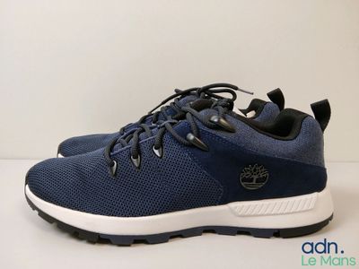 baskets bleues pour homme, avec des lacets noirs et une semelle blanche