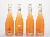 trois bouteilles de vin orange posées les unes à côté des autres sur une surface blanche