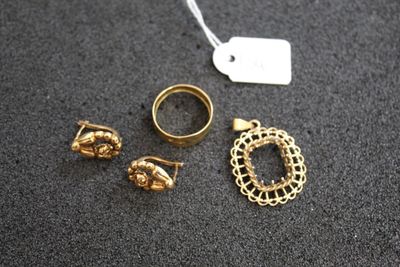 trois bagues en or et une bague avec une étiquette, posées sur une table