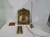une horloge posée sur une table, entourée d'une chaîne