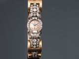 Image d'une montre-bracelet de femme ornée de diamants