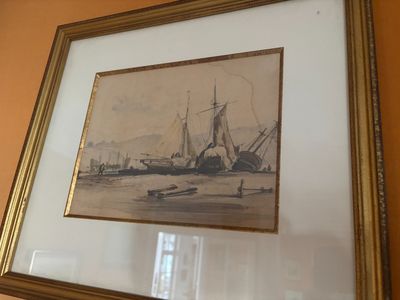 une photo d'un tableau accroché au mur d'une pièce