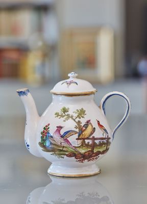 une théière blanche ornée d'un motif d'oiseau