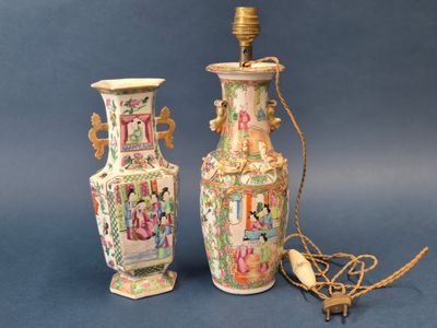 une paire de vases chinois sur fond bleu, éclairés par une lampe
