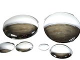 une photo représentant un ensemble d'objets en verre posés sur une surface blanche