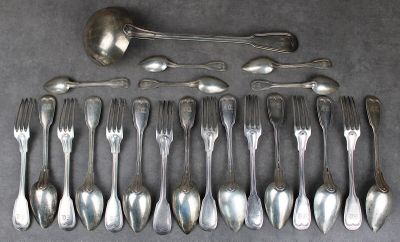 beaucoup de cuillères en argent et de cuillères à soupe sur la table