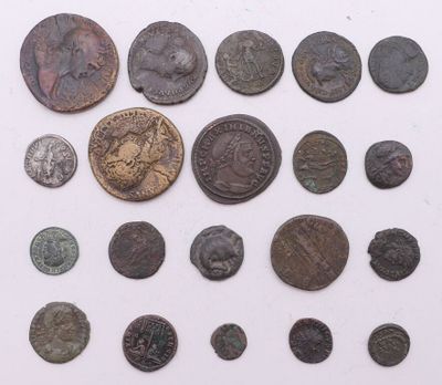 un assortiment de pièces de monnaie romaines antiques disposées sur un fond blanc
