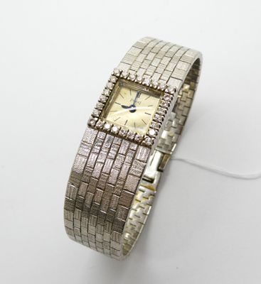 une photo d'une montre pour femme posée sur une surface blanche