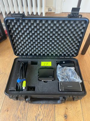 une mallette rigide contenant un chargeur et d'autres objets