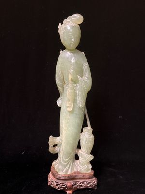 * Chine, Pêcheuse, sculpture en pierre dure, H 32.