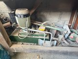 une machine verte qui trône dans un coin de la pièce