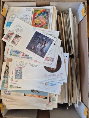 une boîte remplie de timbres et de cartes postales posée sur une table