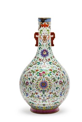 Vase chinois de la « famille » orné d'un décor floral multicolore