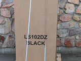 un grand carton posé sur une palette à côté d'un mur en pierre