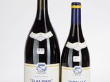 deux bouteilles de vin posées l'une à côté de l'autre sur une surface blanche