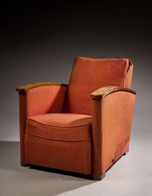 Fauteuil confortable à longs accotoirs plats en bois incurvé…