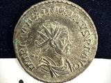 une pièce d'argent sur laquelle figure l'image d'un homme