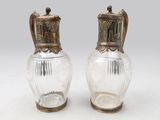 paire de vases anciens en argent et en verre, posés sur un socle, sur fond blanc
