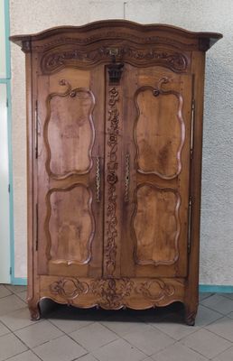 Armoire en bois naturel, mouluré et sculpté, la corniche mou…