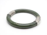 bracelet en jade vert avec fermoir en argent sur fond blanc