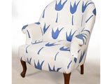 une chaise blanche et bleue ornée de fleurs bleues