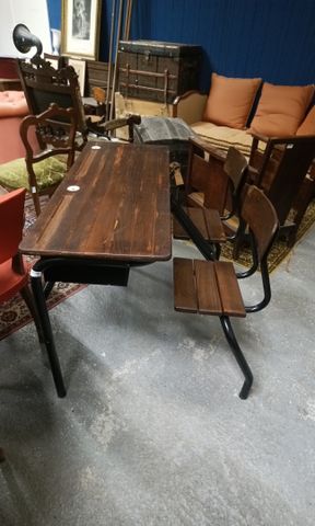 Lot de deux tables d’écolier 