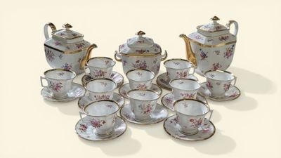 plusieurs tasses et soucoupes et une théière sur la table