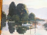 une peinture représentant un bateau sur l'eau, avec des arbres en arrière-plan