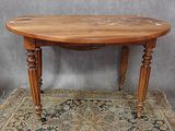 une table en bois avec un plateau en bois posée sur un tapis