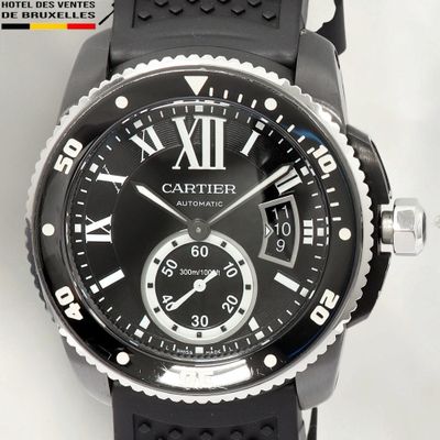 une montre noire dont le cadran est orné de chiffres romains