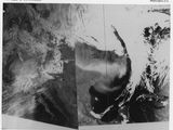 une photo en noir et blanc d'une image satellite représentant une vaste étendue d'eau