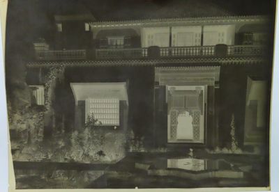 une vieille photo en noir et blanc d'une maison devant laquelle se trouve une fontaine