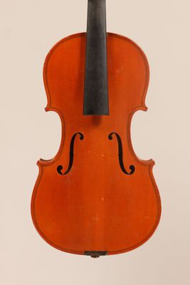 gros plan d'un violon avec un archet sur fond blanc