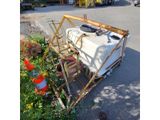 un camion-citerne blanc garé sur le bord de la route