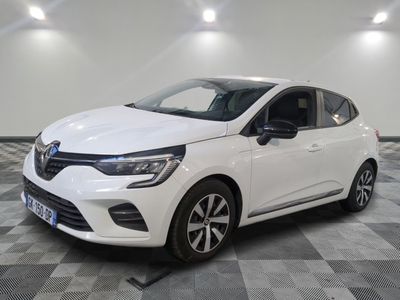 une voiture blanche garée dans une pièce au sol en damier