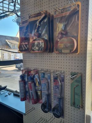 de nombreux articles accrochés au mur du magasin