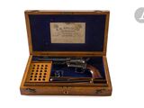 une vieille boîte en bois contenant un pistolet, sur fond blanc