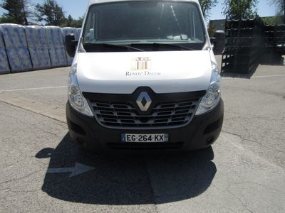 une camionnette blanche garée dans un parking