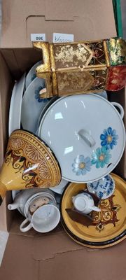 une boîte en carton contenant tout un tas d'assiettes et de tasses