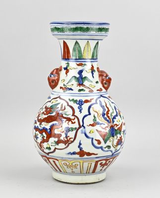 un vase blanc orné d'un motif bleu et rouge