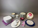 de nombreuses assiettes, tasses et soucoupes sur la table
