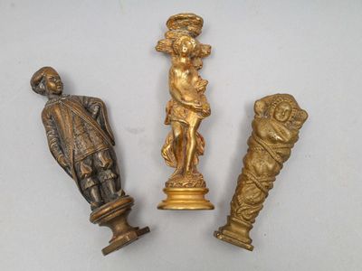 trois figurines anciennes en bronze représentant un homme et une femme