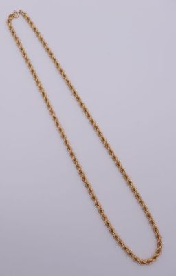 un collier à chaîne en or avec un maillon allongé sur fond blanc